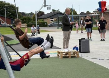 Børn og unge i leg under Per Møllers tale ved Aktivitetspark Sindal. Foto: Palle W. Nielsen
