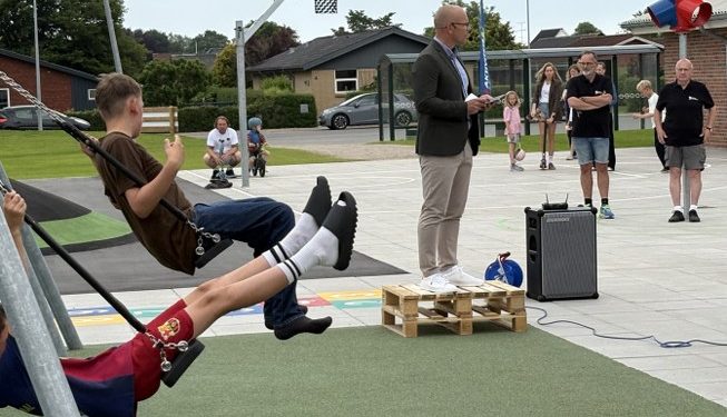 Børn og unge i leg under Per Møllers tale ved Aktivitetspark Sindal. Foto: Palle W. Nielsen