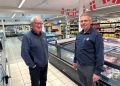 Bag handelschefens og købmandens smil gemmer sig en alvorlig bekymring for det stigende problem med butikstyverier. Foto: Niels Skipper.