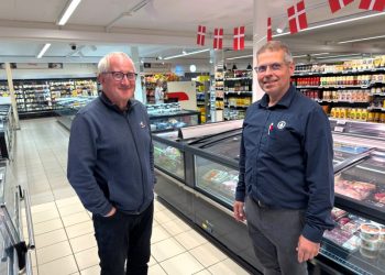 Bag handelschefens og købmandens smil gemmer sig en alvorlig bekymring for det stigende problem med butikstyverier. Foto: Niels Skipper.