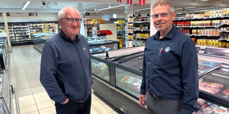 Bag handelschefens og købmandens smil gemmer sig en alvorlig bekymring for det stigende problem med butikstyverier. Foto: Niels Skipper.