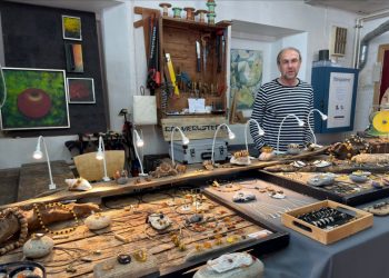 Kunsthåndværker Andreas Wörner ved Rav-Værkstedets stand med de smukke smykker i Håndværkernes Hus. Foto: Niels Skipper.