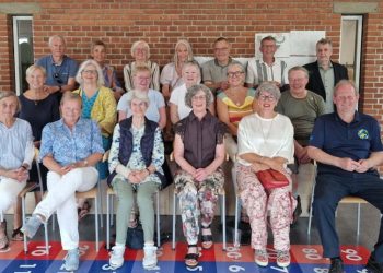 Her er 3. real anno 1976 fotograferet udenfor det klasseværelse på Bindslev Skole, der i sin tid skabte rammen om klassens liv og leben. Bagerst er det
Jakob Nilsson, Kirsten Fisker, Annette Holmsberg, Susanne Færch, Per Sproegel, Visti Gludsted, Henning Christensen. I midten
Marianne Hejlesen, Inger Marie Nielsen, Gurli Vinther, Dorte Høyrup, Tine Selsing, Finn Thomsen. Forrest
Ruth Pedersen, Anne Marie Ussing, Lene Møller, Hanne Kjeldsen, Martha Thorsen, Torben Westmark.

På billedet mangler Ingerlis Jensen og Hanne Nepper. Foto: Privat.