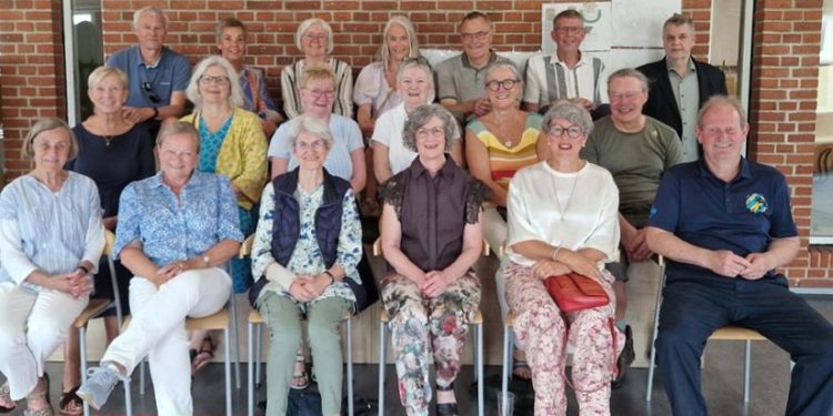 Her er 3. real anno 1976 fotograferet udenfor det klasseværelse på Bindslev Skole, der i sin tid skabte rammen om klassens liv og leben. Bagerst er det
Jakob Nilsson, Kirsten Fisker, Annette Holmsberg, Susanne Færch, Per Sproegel, Visti Gludsted, Henning Christensen. I midten
Marianne Hejlesen, Inger Marie Nielsen, Gurli Vinther, Dorte Høyrup, Tine Selsing, Finn Thomsen. Forrest
Ruth Pedersen, Anne Marie Ussing, Lene Møller, Hanne Kjeldsen, Martha Thorsen, Torben Westmark.
På billedet mangler Ingerlis Jensen og Hanne Nepper. Foto: Privat.