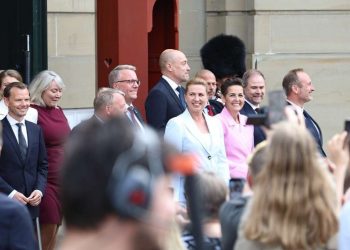 Regeringen Mette Frederiksen III foran Amalienborg. Foto: Presse-fotos.dk.