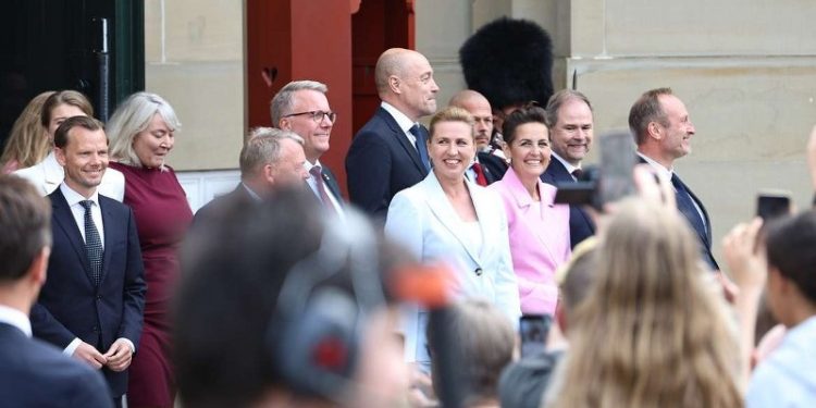 Regeringen Mette Frederiksen III foran Amalienborg. Foto: Presse-fotos.dk.
