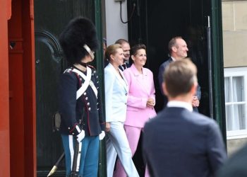Regeringen Mette Frederiksen III træder ud foran Amalienborg. Foto: Presse-fotos.dk.