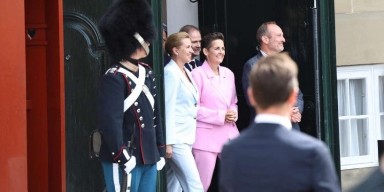 Regeringen Mette Frederiksen III træder ud foran Amalienborg. Foto: Presse-fotos.dk.