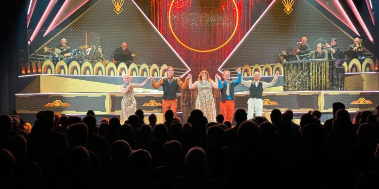 Stående applaus allerede ved første forpremiere på Hjørring Revyen 2026. Det lover godt for både premieren og sæsonen. Foto: Niels Skipper.