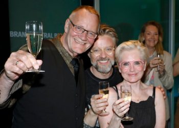Direktør og kapelmester Henrik Baloo Andersen, Kasper Le Fevre og Trine Gadeberg efter lørdag aftens forestillingen lørdag hos Hjørring Revyen. Foto: Axel Søgaard.