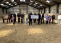 Købmand René Ejstrup Larsen ved overrækkelsen af donationen hos Hirtshals Rideklub. Foto: Privat.