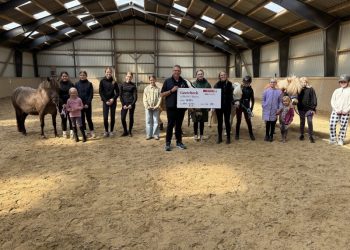 Købmand René Ejstrup Larsen ved overrækkelsen af donationen hos Hirtshals Rideklub. Foto: Privat.
