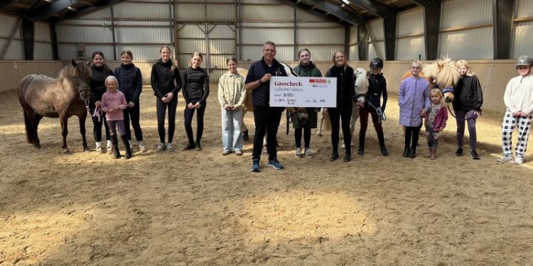 Købmand René Ejstrup Larsen ved overrækkelsen af donationen hos Hirtshals Rideklub. Foto: Privat.