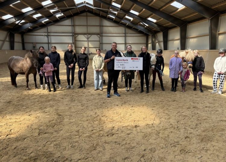 Købmand René Ejstrup Larsen ved overrækkelsen af donationen hos Hirtshals Rideklub. Foto: Privat.