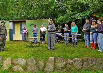 Der øves på livet løs på scenen i Sandgraven, så alt sidder lige i skabet til premieren Sankt Hans-aften. Foto: Helge Jensen.