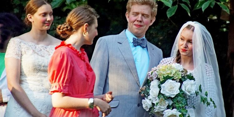 Fra højre ses Johanne Rødkjær, spillet af Tilde Hjermitslev, Knud Moesgaard, spillet af Kasper Mølbjerg Pape, og yderst til venstre Inge Moesgaard, spillet af Signe Kjeldgaard Jensen. Foto: Helge Jensen.