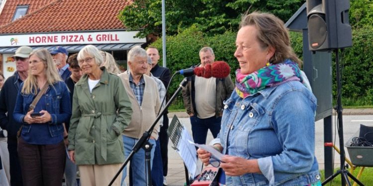 Jane Axelsen holdt båltalen i Horne. Foto: Hans Wendelboe Bøcher.