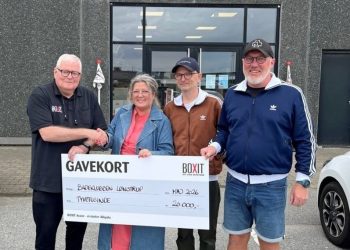 Badeklubben Lønstrup får sponsoratet overrakt af Egon Oldenburg (tv) fra BOXIT.