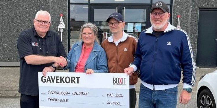 Badeklubben Lønstrup får sponsoratet overrakt af Egon Oldenburg (tv) fra BOXIT.
