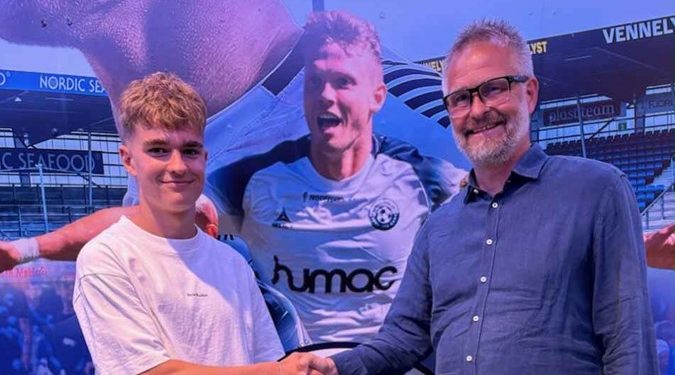 Sebastian Lodberg og sportschef Jens Hammer Sørensen. Foto: Vendsyssel FF.