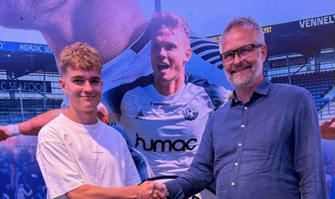 Sebastian Lodberg og sportschef Jens Hammer Sørensen. Foto: Vendsyssel FF.