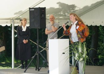 Velkomst ved kunstcentrets leder Stinne Teglhus. Foto:  Dronninglund Kunstcenter.