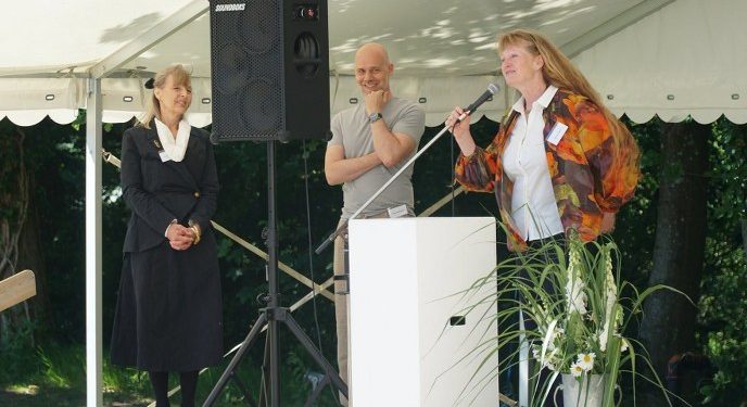 Velkomst ved kunstcentrets leder Stinne Teglhus. Foto:  Dronninglund Kunstcenter.