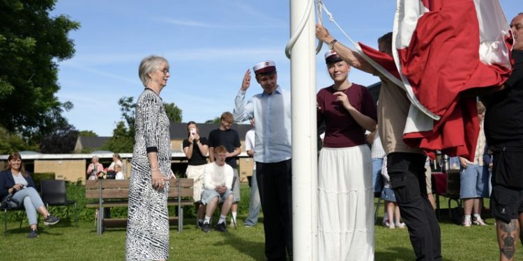 Traditionen tro hejste årets første student flaget på plænen foran Hjørring Gymnasium. Foto: Maria Louise Hamborg.