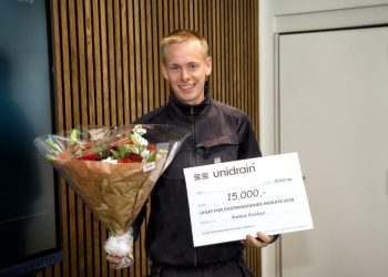 Anlægsstruktørlærling Rasmus Knudsen modtog Unidrains Talentlegat 2026 på Sindal Biogas, hvor han var ude på en arbejdsopgave.