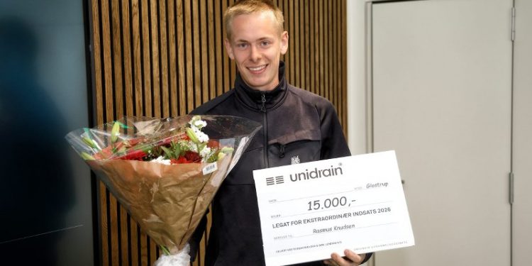 Anlægsstruktørlærling Rasmus Knudsen modtog Unidrains Talentlegat 2026 på Sindal Biogas, hvor han var ude på en arbejdsopgave.