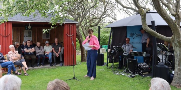 Museumsdirketør Anne Dorthe Holm holdt tale i Museumshaven. Foto: VHM.