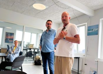 Casper Nellemann og Jens  fra henholdsvis Nordsøen Fri Fagskole og Halvorsminde Efterskole og Fri Fagskole er sammen med Uffe Truelsen og Alex Rasmussen initiativtagerne til WorldWide Vendsyssel. Bag de to førstnævnte ses Linn Indrestrand fra Hirtshals Havn. Foto: Niels Skipper.