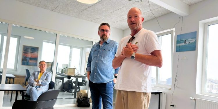 Casper Nellemann og Jens fra henholdsvis Nordsøen Fri Fagskole og Halvorsminde Efterskole og Fri Fagskole er sammen med Uffe Truelsen og Alex Rasmussen initiativtagerne til WorldWide Vendsyssel. Bag de to førstnævnte ses Linn Indrestrand fra Hirtshals Havn. Foto: Niels Skipper.