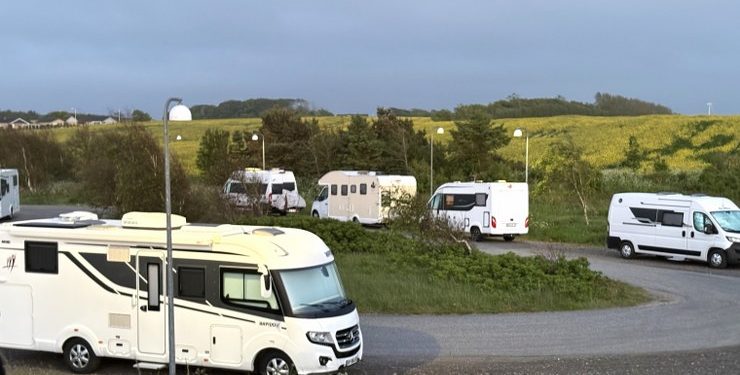 NordsøPosten fangede forleden billedet af en række autocampere på rastepladsen ved enden af Hirtshalsmotorvejen. Foto: Palle W. Nielsen