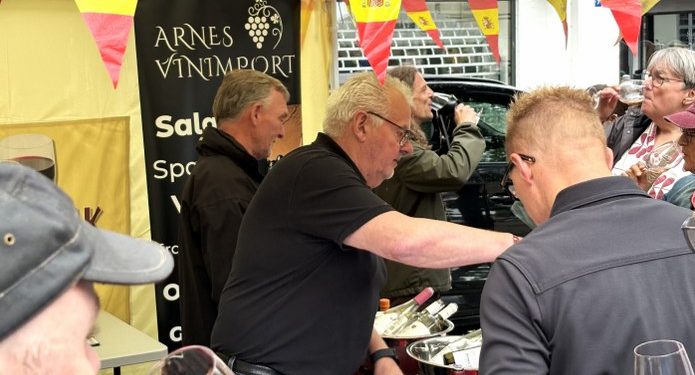 Arne Dahl Sørensen skænker vin i Brønderslev. Foto: Palle W. Nielsen