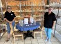 Annette og Jette har  i genbrugsbutikken gode tilbud på glas til studenterfesten. Foto: Palle W. Nielsen