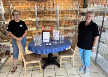 Annette og Jette har  i genbrugsbutikken gode tilbud på glas til studenterfesten. Foto: Palle W. Nielsen