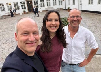 Peder Hvelplund, til højre, fortæller i dag om aktuel politik og om Enhedslistens vigtige rolle i danske politik. Privatfoto