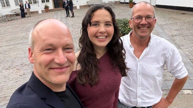 Peder Hvelplund, til højre, fortæller i dag om aktuel politik og om Enhedslistens vigtige rolle i danske politik. Privatfoto