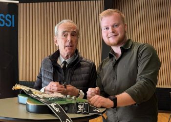 Benjamin Søndergaard Andersen mødte rocklegenden Francis Rossi den 25. april 2026 i KulturCenter Skive til ”An Evening of Francis Rossi's Songs from the Status Quo Songbook”. Det er Benjamin til højre! Privatfoto