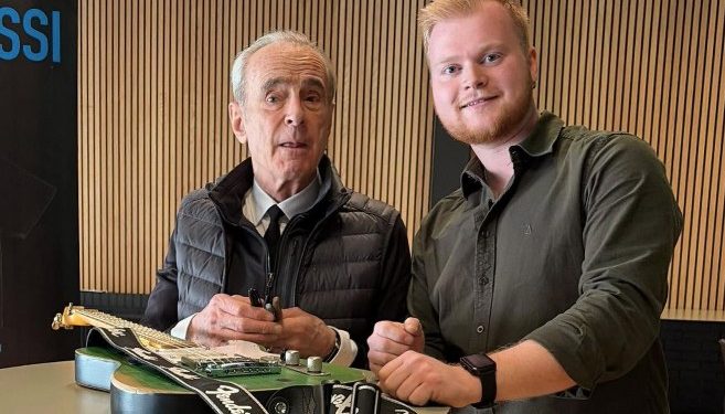 Benjamin Søndergaard Andersen mødte rocklegenden Francis Rossi den 25. april 2026 i KulturCenter Skive til ”An Evening of Francis Rossi's Songs from the Status Quo Songbook”. Det er Benjamin til højre! Privatfoto