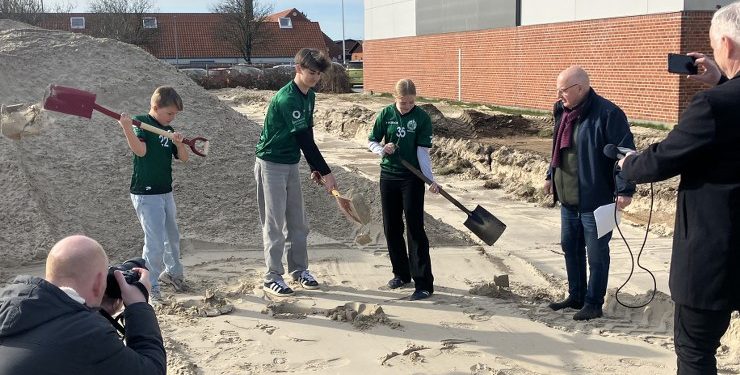 Fra første spadestik til den nye hal. Arkivfoto: Palle W. Nielsen