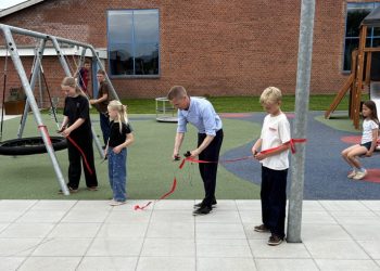 Kasper, Frederik, Nikoline og Signe klipper snoren til Aktivitetspark Sindal. Foto: Palle W. Nielsen
