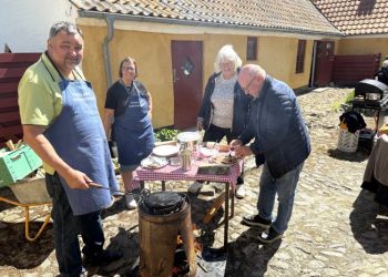 Pouls Vaffelbageri tryller på den gode gammeldags måde over åbent ildsted med et vaffeljern fra bedstemors tid. Foto: Palle W. Nielsen