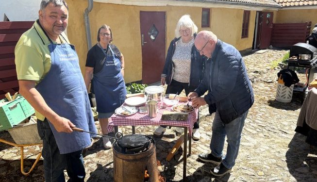 Pouls Vaffelbageri tryller på den gode gammeldags måde over åbent ildsted med et vaffeljern fra bedstemors tid. Foto: Palle W. Nielsen