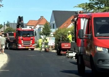 Første lag asfalt er nu på plads på Tannisbugtvej i Tversted. Foto: Palle W. Nielsen