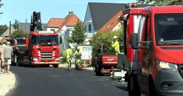 Første lag asfalt er nu på plads på Tannisbugtvej i Tversted. Foto: Palle W. Nielsen