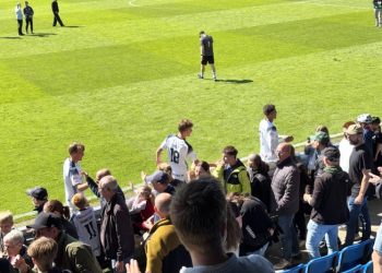 Spillere hyldes efter 3-1 sejren og for oprykningen. Arkivfoto: Palle W. Nielsen
