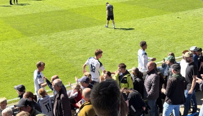 Spillere hyldes efter 3-1 sejren og for oprykningen. Arkivfoto: Palle W. Nielsen