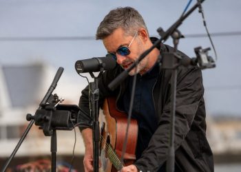 Musiker Aksel Toft. Foto (bredden tilrettet med AI): Alex Leporda.